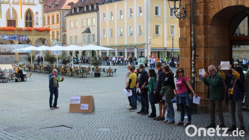 200 Amberger bildeten am Samstag eine Menschenkette, um auf Missstände in Politik und Demokratie aufmerksam zu machen und ein Zeichen für den Klimaschutz zu setzen. Bild: Lukas Büchold
