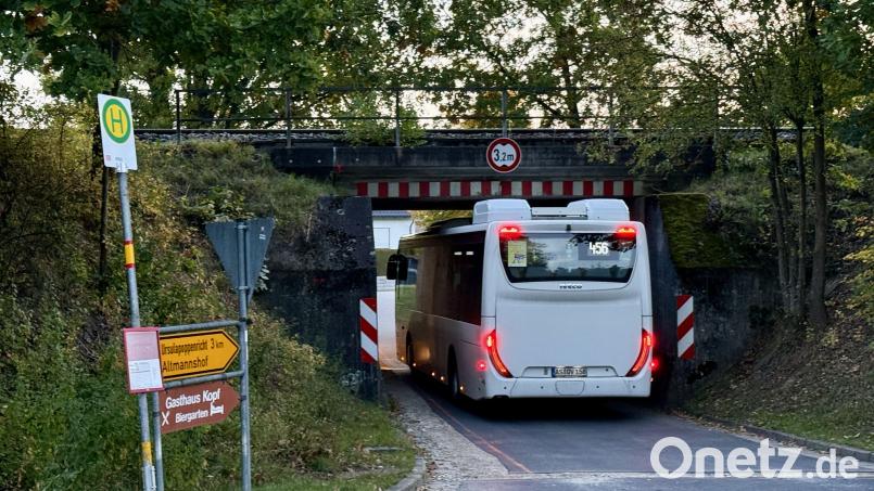 Dieser Iveco-Bus passt gerade noch durch die Unterführung bei Altmannshof, sein modernerer Kollege nicht. Die Haltestelle (links) wurde deswegen verlegt. Bild: upl