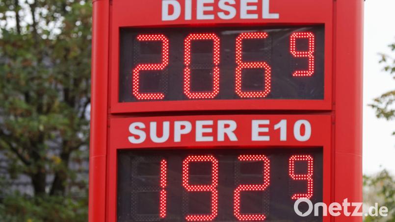 Am ersten Tag des Tankrabatts fiel E10 vielerorts zumindest vorübergehend unter zwei Euro pro Liter. Das kommt immer noch vor, ist aber seltener geworden. (Archivbild) Bild: Bodo Marks/dpa