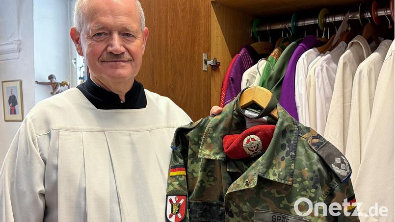 Seine Uniform als Oberstleutnant hat Gereon Gräf gegen Albe und Dalmatik (Rock und Talar) eines katholischen Diakons gewechselt. Hier beim Pressetermin in der Sakristei von St. Marien in Sulzbach. Bild: Stephan Huber