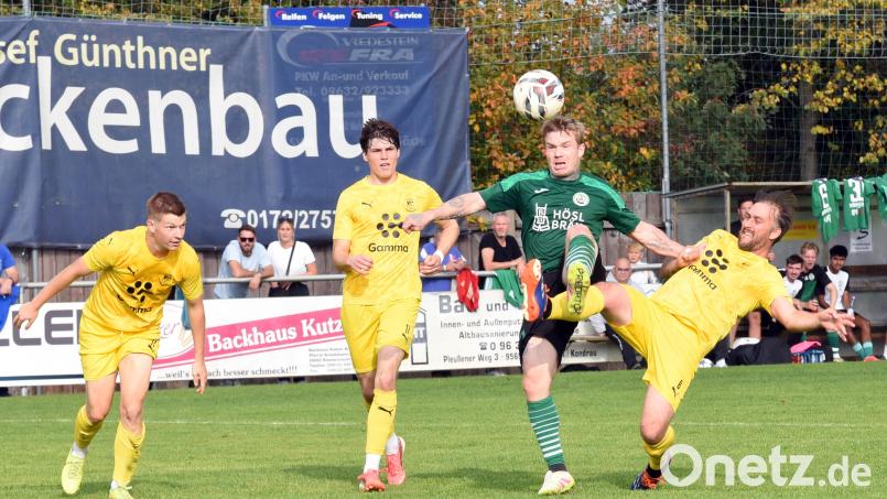Der SV Mitterteich besiegte am Samstag die SpVgg Oberkotzau mit 2:1. In dieser Szene hat es Johannes Zintl (grünes Trikot) mit drei Gästespielern zu tun. Bild: Rudi Gebert