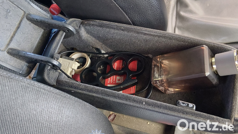 Beamte der Bundespolizeiinspektion Waidhaus stellten am vergangenen Wochenende bei Grenzkontrollen insgesamt vier Verstöße gegen das Waffengesetz fest. In einem Fall fanden sie einen Schlagring in der Mittelkonsole eines Autos. Bild: Bundespolizeiinspektion Waidhaus
