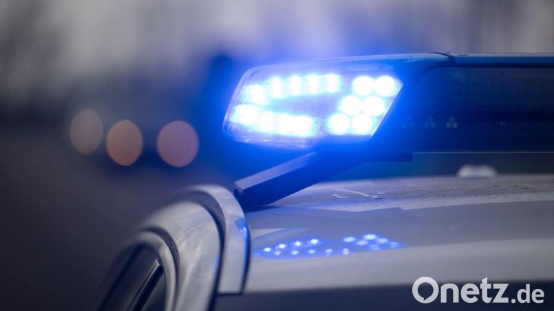 Als der 14-Jährige einen Radfahrer mit hoher Geschwindigkeit überholte, geriet der Roller demnach ins Straucheln und stürzte. (Symbolbild) Bild: Marijan Murat/dpa