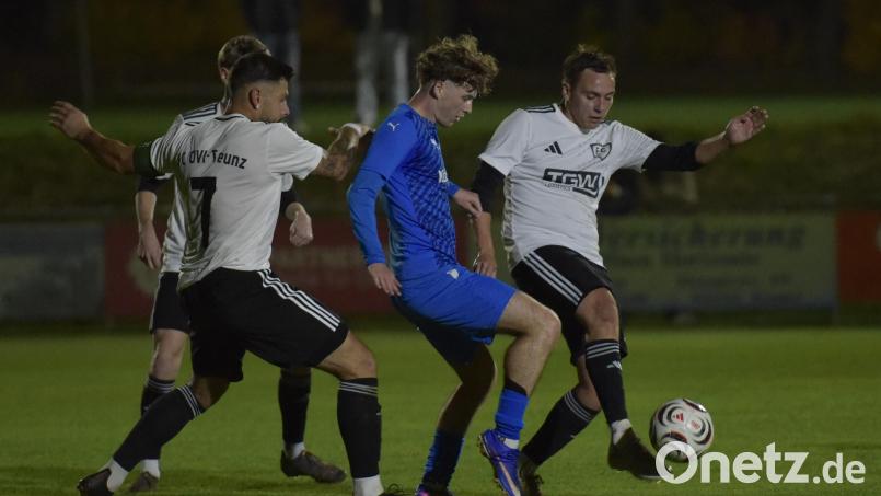 Drei Spieler des FC OVI/Teunz bearbeiten einen Schwandorfer: Dier SV Schwandorf-Ettmannsdorf II gewann die Partie in Teunz mit 4:1. Bild: Hans Mark