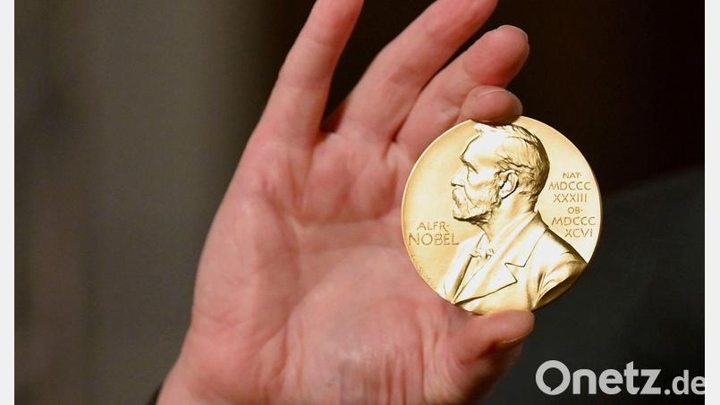 Wer die Medaille für den Medizin-Nobelpreis bekommt, wird stets als erstes im Nobelpreisreigen verkündet. (Archivbild) Bild: Angela Weiss/Pool AP/dpa