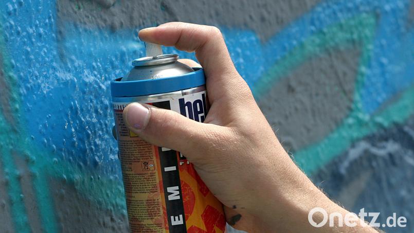 Unbekannte besprühten einen Brückenpfeiler in Schwandorf mit Graffiti. Symbolbild: Tobias Felber /dpa