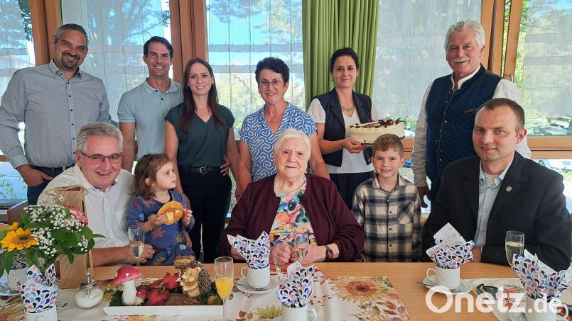 Glücklich im Kreise ihrer Familie: Maria Zimmermann feierte am Sonntag ihren 95. Geburtstag. Auch Pfarrer Hannes Lorenz (links) und Dritter Bürgermeister Johann Kleber (rechts) reihten sich ein in die Schar der Gratulanten. Bild: Rudolf Hirsch