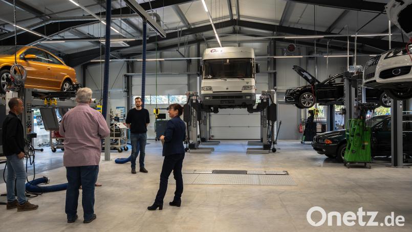 In der neuen Kfz-Halle der Europa-Berufsschule in Weiden werden die Mechatroniker von morgen ausgebildet. Bild: Erik Glaubitz