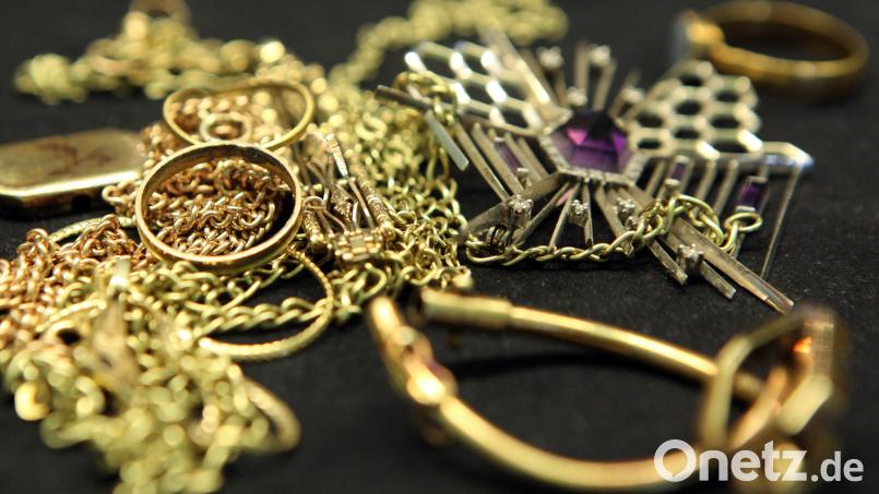 Die mutmaßliche Diebesbande soll auch Schmuck im Wert von rund 10.000 Euro entwendet haben. Nun müssen sich die drei Angeklagten vor dem Landgericht Amberg verantworten. Symbolbild: Bodo Marks/dpa