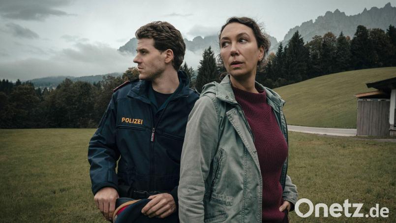 Im Krimi „Tiroler Blut“ spielt Ursula Strauss die Ermittlerin Fanny Gruber. Noah L. Perktold ist als Grubers Sohn Tobi zu sehen. Bild: Pascal Bilgeri/ARD Degeto Film/ORF/filmpool fiction GmbH/Rundfilm/dpa