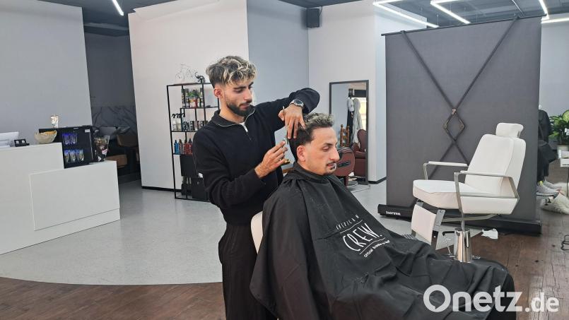 Der 22-jährige Blend Jalal eröffnete kürzlich in der Schwandorfer Friedrich-Ebert-Straße einen neuen Barbershop. Sein bester Kunde ist Emre Özkalayci aus Amberg. Bild: Rudolf Hirsch