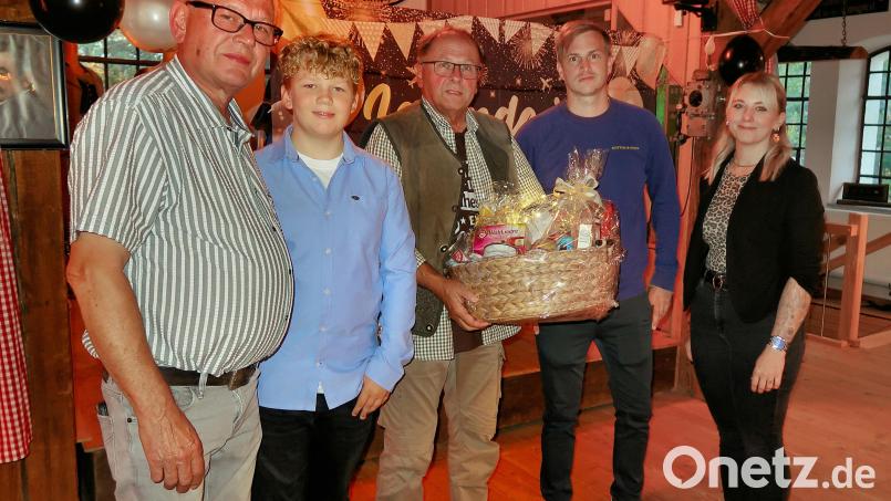 Die Brauereibesitzer Karlheinz Mohr (links) und Fabian Kern (Zweiter von rechts), wünschten Helmut Radimerski (Mitte) für den Ruhestand alles Gute. Mit im Bild die Familie: Tochter Isabella (rechts) und Enkel Lukas (Zweiter von links). Bild: Bernhard Schultes