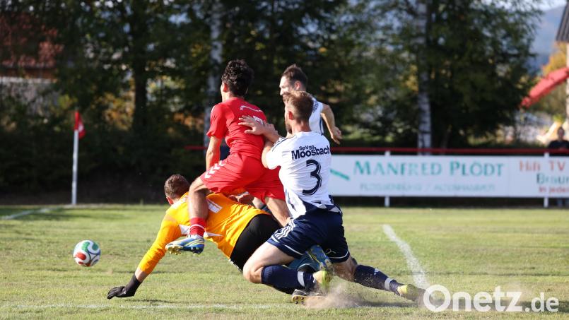 Nein, es geht hier nicht um Bockspringen: Die SpVgg Moosbach (weiße Trikots) gewann das Derby bei der SG Waidhaus mit 4:3. Bild: Dieter Jäschke