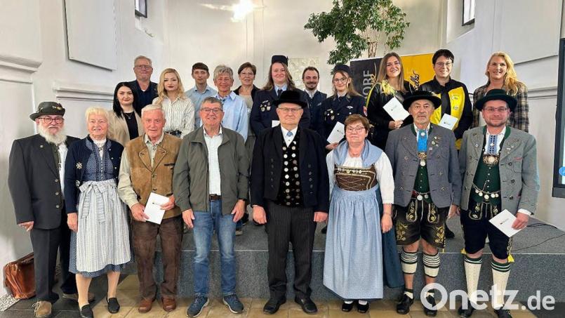 Für ihr außergewöhnliches Engagement wurden zahlreiche Schwandorferinnen und Schwandorfer mit der Ehrenamtskarte von Oberbürgermeister Andreas Feller (oben links) ausgezeichnet. Bild: Lara Schmaus, Stadt Schwandorf
