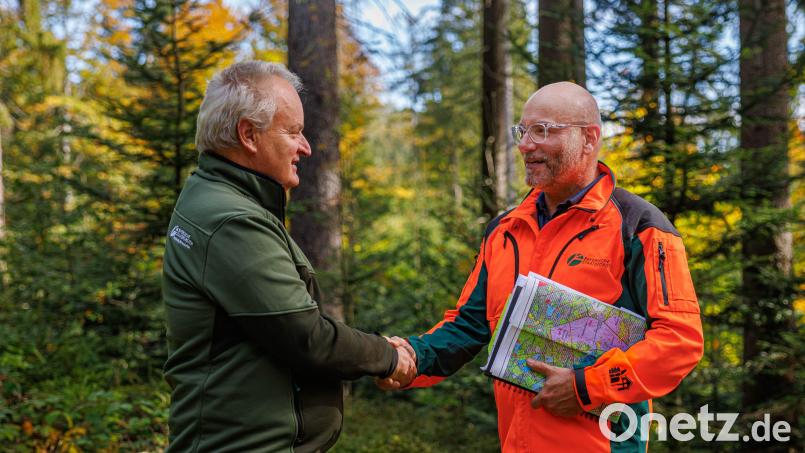 Betriebsleiter Martin Hertel (links) begrüßt Florian Manske als neuen stellvertretenden Betriebsleiter am Forstbetrieb Fichtelberg. Bild: Bayerische Staatsforsten