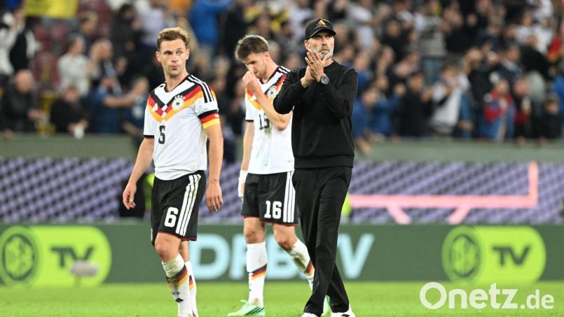 Bundestrainer Jürgen Klopp (rechts) und Joshua Kimmich (links) nach der Niederlage gegen Griechenland in Augsburg. Erfüllt Kimmich die Führungsqualitäten die der neue Bundestrainer fordert? Bild: Federico Gambarini/dpa