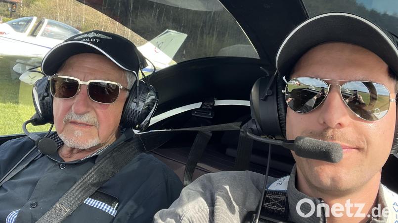 Opa Erwin (v.l.) und Moritz machten sich kurz nach dem ersten bestandenen ersten Flugschein mit dem Ultraleichtflugzeug auf nach St. Johann in Tirol. Bild: Moritz Übler