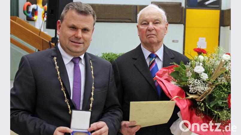 Siegfried Weber (rechts) erhielt 2016 aus den Händen von Bürgermeister Karlheinz Budnik die Bürgermedaille der Stadt Windischeschenbach. Zehn Jahre später ist Weber jetzt im Alter von 95 Jahren verstorben. Archivbild: Norbert Härtl, Archiv Stadt Windischeschenbach