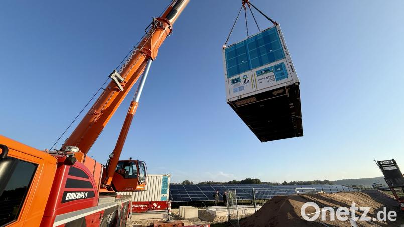 Hier schweben die Batteriespeicher ein. Vier solcher Container werden zwischen Schweighof und Neubernricht montiert. Bild: upl