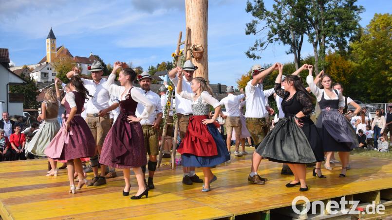 Bestes Spätsommerwetter hat heuer die Wiesenkirchweih in Allersburg begleitet. Die gezeigten Brauchtumstänze waren einmal mehr der Hingucker des Baumaustanzens am Fuße des Kirchberges von St. Michael. Bild: Paul Böhm