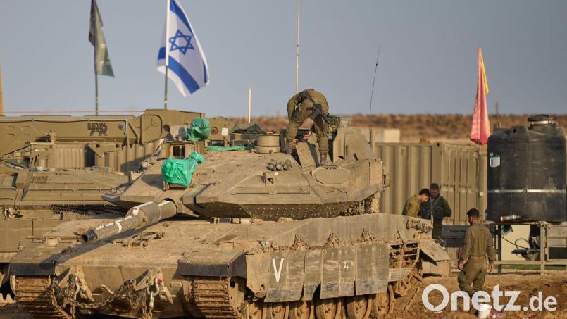 Israel hat die Alarmbereitschaft seiner Truppen im Gazastreifen vor dem Jahrestag des Massakers am 7. Oktober 2023 erhöht. (Symbolbild) Bild: Ohad Zwigenberg/AP/dpa
