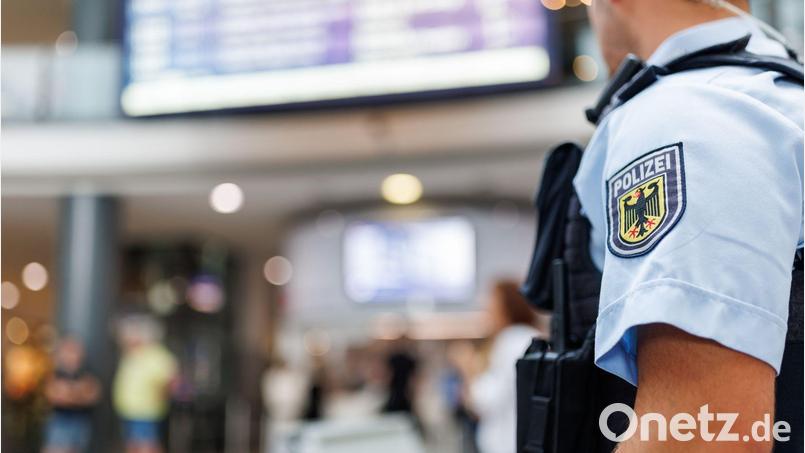 In der Haupthalle des Nürnberger Hauptbahnhofs griff ein 43-Jähriger mehrere Reisende an. (Symbolbild) Bild: Daniel Karmann/dpa