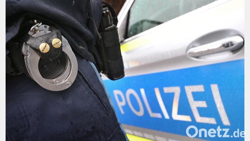 Die beiden Tatverdächtigen wurden laut Polizei noch vor Ort festgenommen. (Symbolbild) Bild: Karl-Josef Hildenbrand/dpa