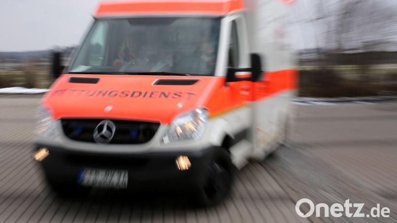 Der Rettungsdienst brachte den Mann unter laufender Reanimation ins Krankenhaus. Dort starb er später. (Symbolbild) Bild: Stephan Jansen/dpa