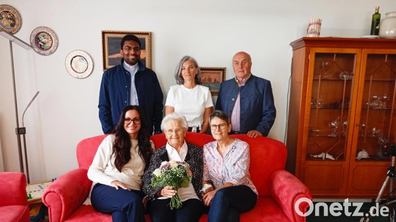 Helga Beer (vorne, Mitte) freut sich über die Glückwünsche von Bürgermeisterin Margit Bayer (vorne, links) und Tochter Irene (vorne, rechts). Weiter gratulierten (hinten, von links) Pater Joseph, Hausleiterin Natalja Kiel und Waldershofs Seniorenbeauftragter Gerhard Weber. Bild: Oswald Zintl