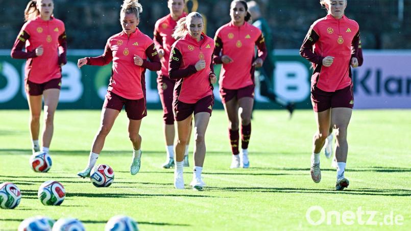 Geht voran: Elisa Senß (vorn) beim Training der deutschen Fußballerinnen in Eppelheim. Bild: Uwe Anspach/dpa