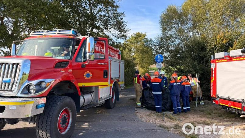 Das Tanklöschfahrzeug der US-Lagerfeuerwehr Vilseck steht bereit, um den Faltbehälter der Feuerwehr Kaltenbrunn, der gerade aufgebaut wird, mit Löschwasser zu befüllen. Bild: rab