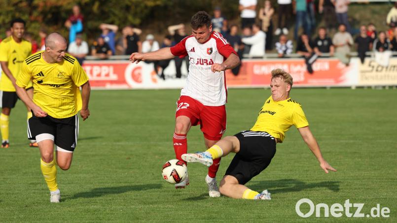 Der Grafenwöhrer Xavier Siemski (rechts) grätscht gegen Dominik Zawal von der SpVgg Trabitz: Der Liga-Gipfel zwischen den beiden Spitzenklubs war der Höhepunkt des elften Spieltages in der Kreisliga Nord. Bild: Dieter Jäschke