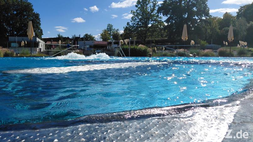 Massagedüsen, Schwalldusche und Sprudelliege: Im besonders warmen Aquafit-Becken lässt es sich auch im Frühherbst noch wunderbar planschen – und zugleich was für die Gesundheit tun. Bild: Luisa-Marie Terme