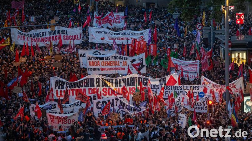 In Barcelona haben zahlreiche Menschen gegen Wohnungsnot demonstriert. Bild: Lorena Sopêna/EUROPA PRESS/dpa