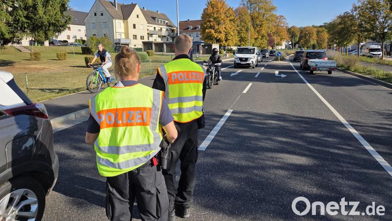 Im Feierabendverkehr auf der Rosenberger Straße: Beamte kontrollierten auf Höhe Möbel Münch, ob Fahrer unter Drogeneinfluss unterwegs waren. Es wurden auch prompt welche erwischt. Bild: Tobias Gräf