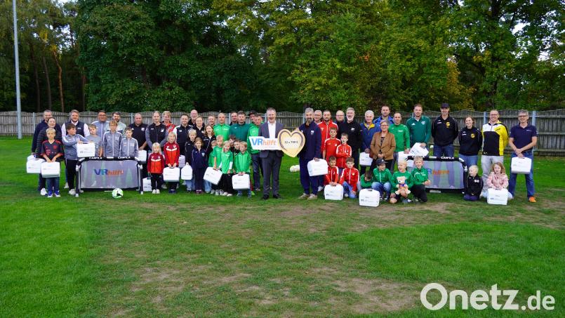 FUNINO-Fußballspaß:Die VR Bank Mittlere Oberpfalz unterstützt 32 Vereine mit Kleinfeld-Fußballtoren. Bild: Daniela Pronath VR Bank Mittlere Oberpfalz eG