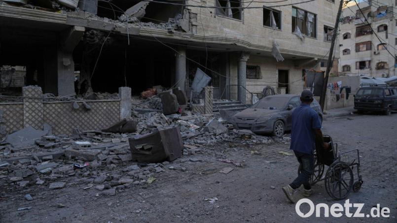 Bei dem israelischen Luftangriff auf einen Hamas-Führer wurden nach Angaben von Rettungskräften mindestens fünf Palästinenser getötet. Bild: Jehad Alshrafi/AP/dpa