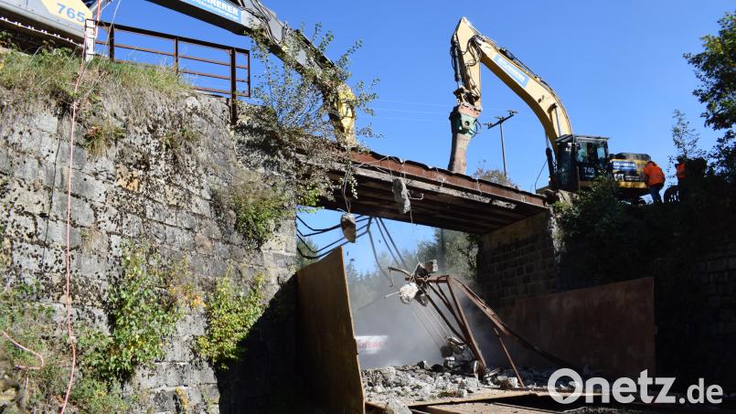 Die Eisenbahnüberführung bei Wernersreuth ist Geschichte. Das über 70 Jahre alte Bauwerk wurde ersatzlos abgebrochen. Bild: szl