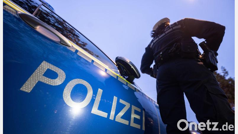 Die Polizei stellte mehrere Handys, Computer und Festplatten sicher. (Symbolbild) Bild: Marijan Murat/dpa