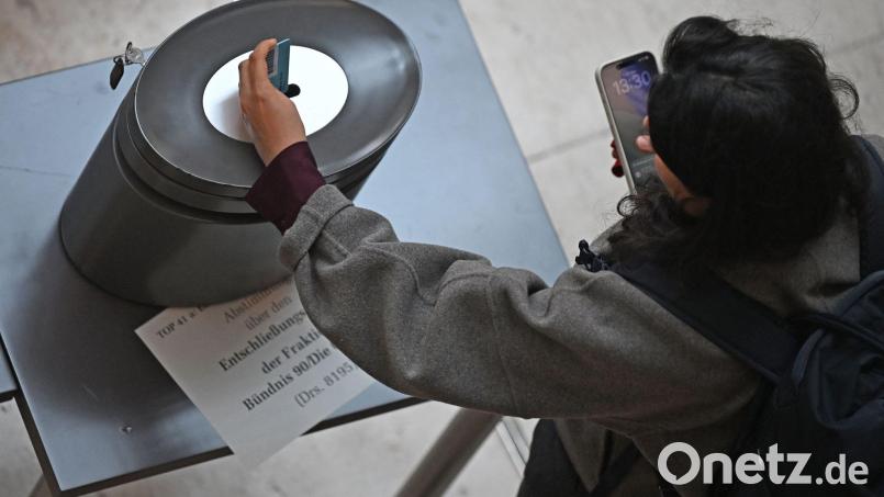 Bei einer namentlichen Abstimmung werfen die Abgeordneten personalisierte blaue (Ja), rote (Nein) oder weiße (Enthaltung) Stimmkarten ein. (Archivbild) Bild: Michael Brandt/dpa