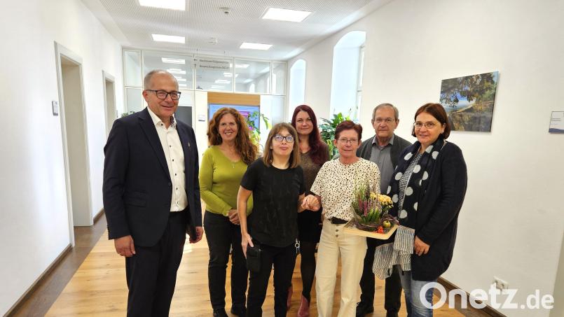 Fast drei Jahrzehnte war Christine Schubert (Dritte von rechts) in der Stadtbücherei Kemnath beschäftigt. Bürgermeister Roman Schäffler (links) und ihre Kolleginnen verabschiedeten sie in die Rente, die sie nun mit Ehemann Werner (Zweiter von rechts) genießt. Bild: Carolin Böckl