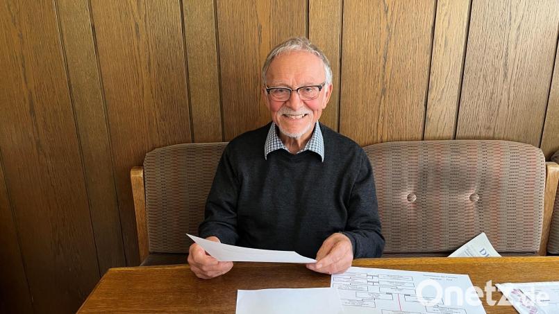Heinz Hartauer mit einem Blatt, auf dem Text und Noten des berühmten Böhmerwaldliedes stehen, zu dem er eine besondere Beziehung hat. Auf dem Tisch liegt auch ein Stammbaum der Hartauers. Bild: ihl