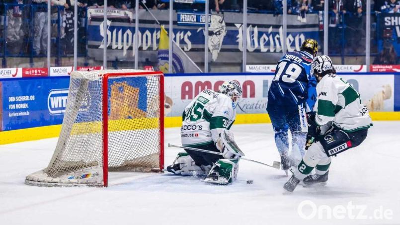 Er kennt Weiden bereits: Benedikt Jiranek (rechts) spielte vergangene Saison mit Bietigheim noch gegen die Blue Devils Weiden. Archivbild: Tobias Neubert