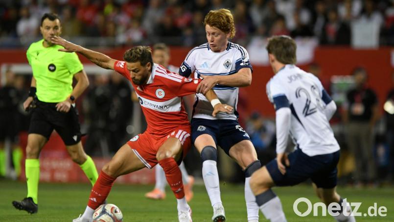 Vancouvers Oliver Larraz im Zweikampf mit Philip Zinckernagel von Chicago Fire (l). Bild: Paul Beaty/FR36811 AP/AP/dpa
