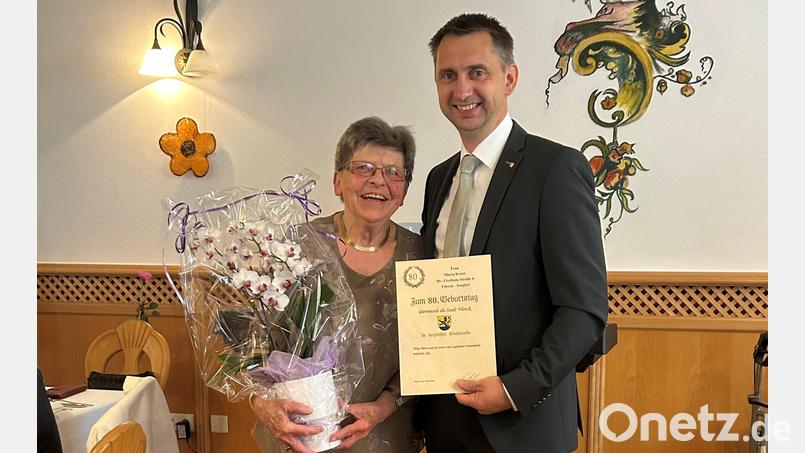 Dritter Bürgermeister Manuel Plößner überbrachte der Jubilarin Maria Kraus die Glückwünsche der Stadt Vilseck. Bild: Stefanie Gradl