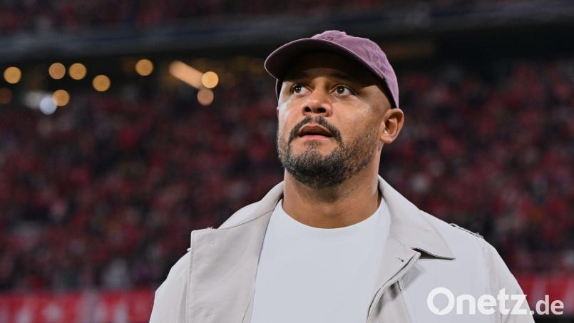 Sonderpreis von Ministerpräsident Söder für Bayern-Trainer Vincent Kompany. (Archivbild) Bild: Sven Hoppe/dpa