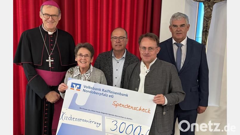 Spendenübergabe mit Weihbischof Josef Graf (von links), Christa Wildenauer, Werner Hanauer, Alexander Hösl und Manfred Bauer. Bild: Josef Meier