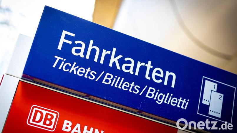 Von den günstigeren Monatskarten profitieren nach Bahn-Angaben auch diejenigen, die bislang ein Jahresabo haben. (Archivbild) Bild: Moritz Frankenberg/dpa
