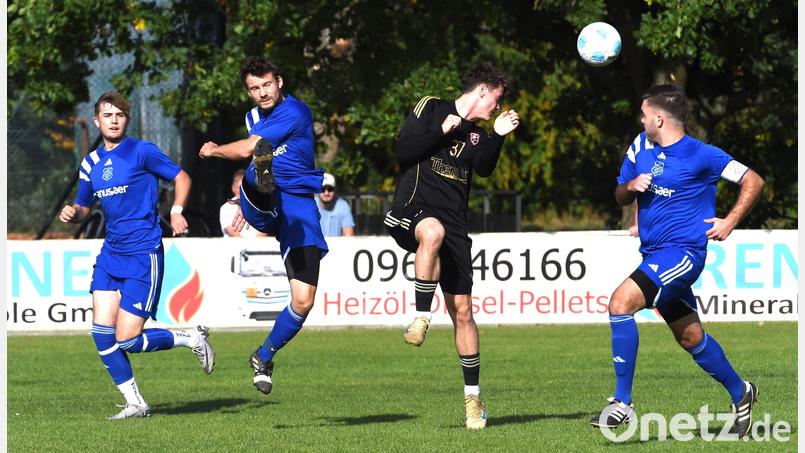 Der Schirmitzer Felix Sommer (links) klärt einen Ball: In einem Kellerduell trennten sich die SpVgg Schirmitz und der SC Luhe-Wildenau II zuletzt torlos. An diesem Sonntag wartet auf Schirmitz gleich das nächste Spiel gegen einen Leidensgenossen. Es geht zum Derby beim VfB Rothenstadt. Bild: Gerhard Büttner