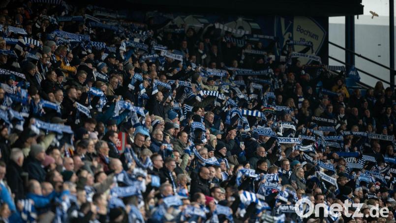 Die Ostkurve des Bochumer Ruhrstadions ist ein reiner Stehplatzbereich. (Archivbild) Bild: Fabian Strauch/dpa